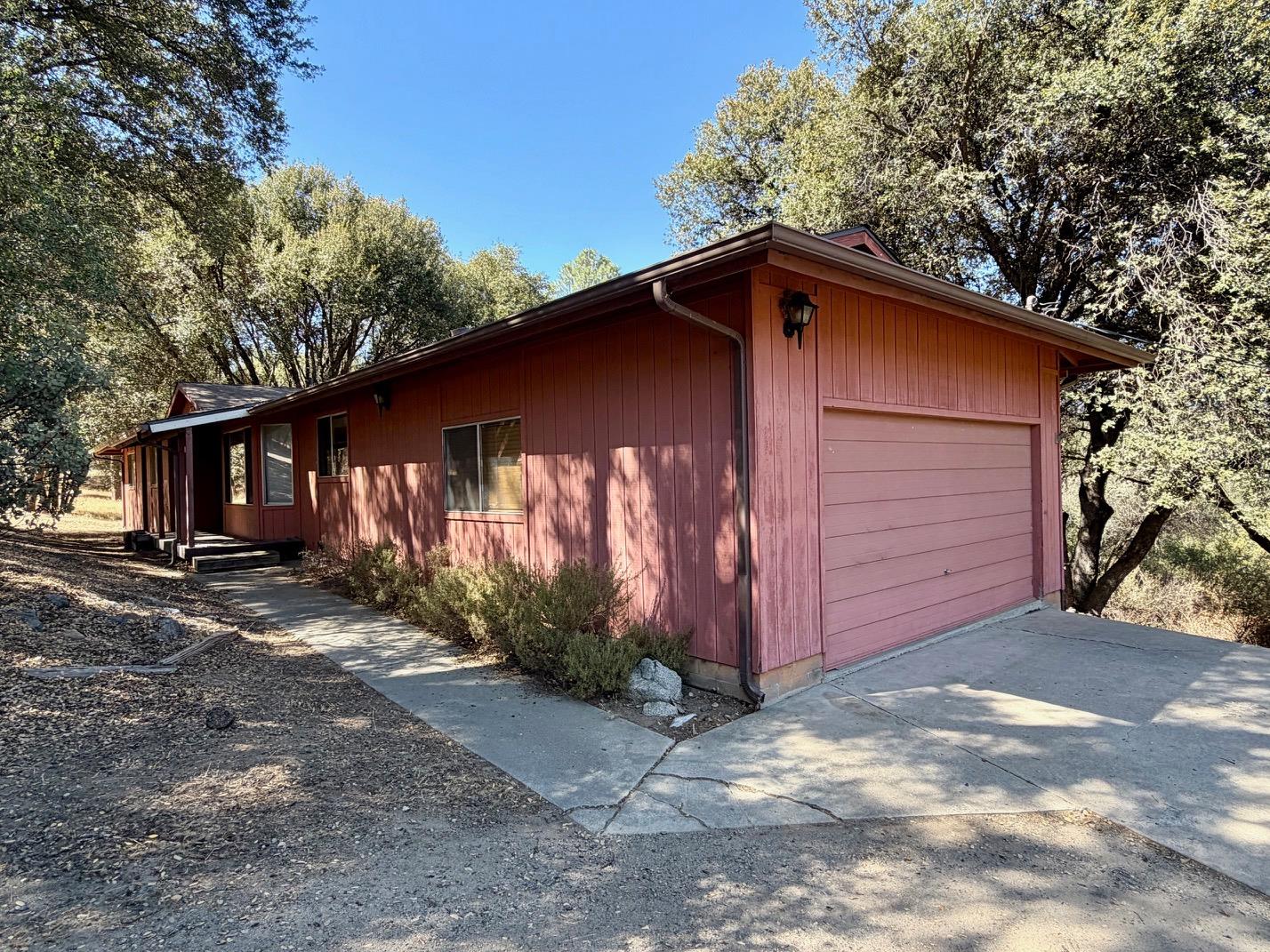 50231 Spook Ln, Oakhurst, CA 93644
