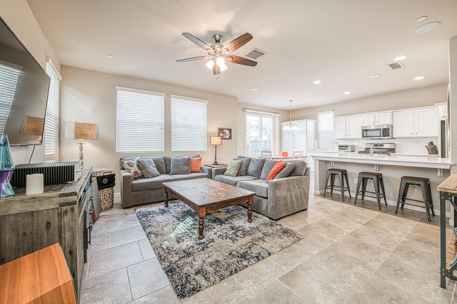 3683 Friendship Ln, Clovis, CA 93619