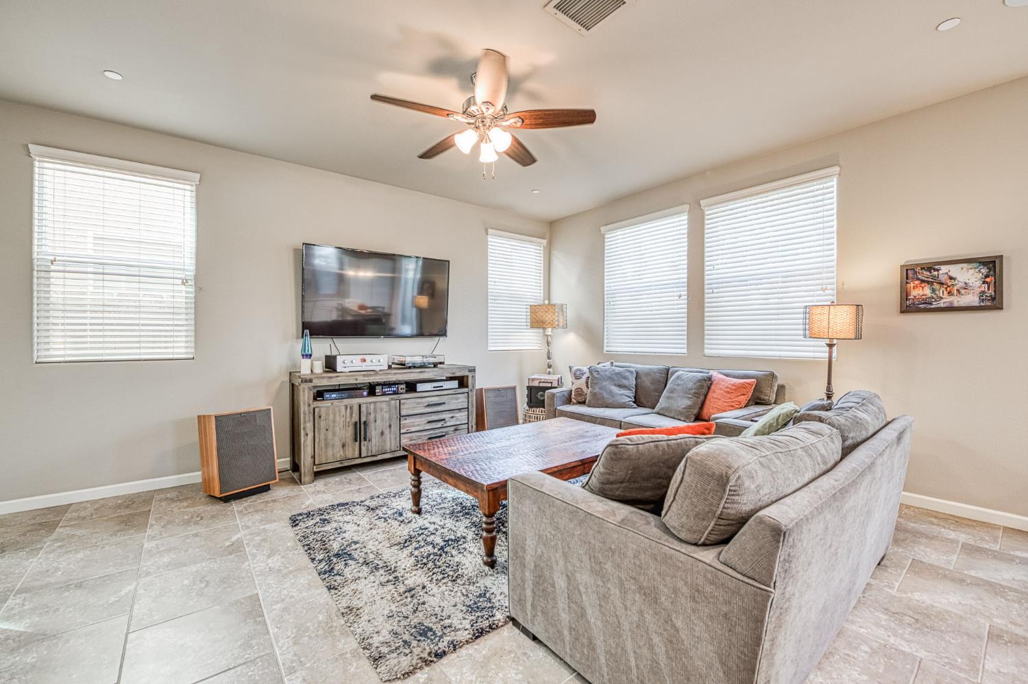 3683 Friendship Ln, Clovis, CA 93619