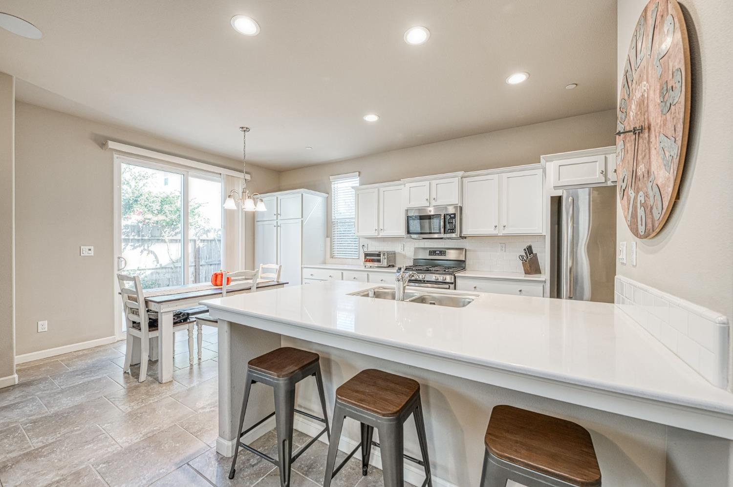 3683 Friendship Ln, Clovis, CA 93619