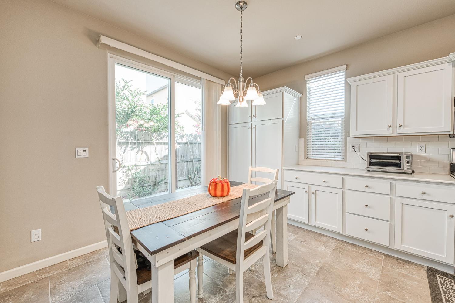 3683 Friendship Ln, Clovis, CA 93619