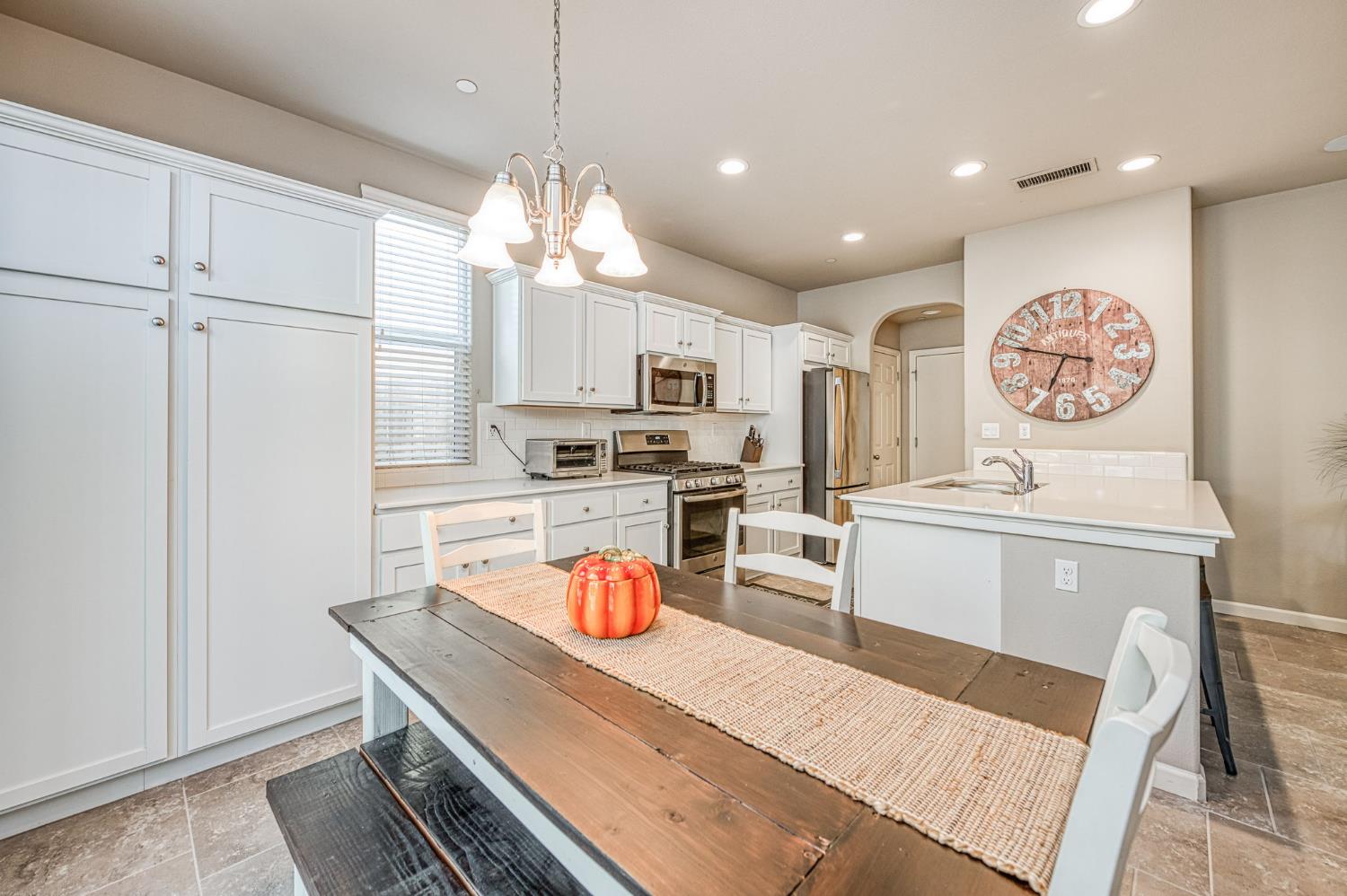 3683 Friendship Ln, Clovis, CA 93619