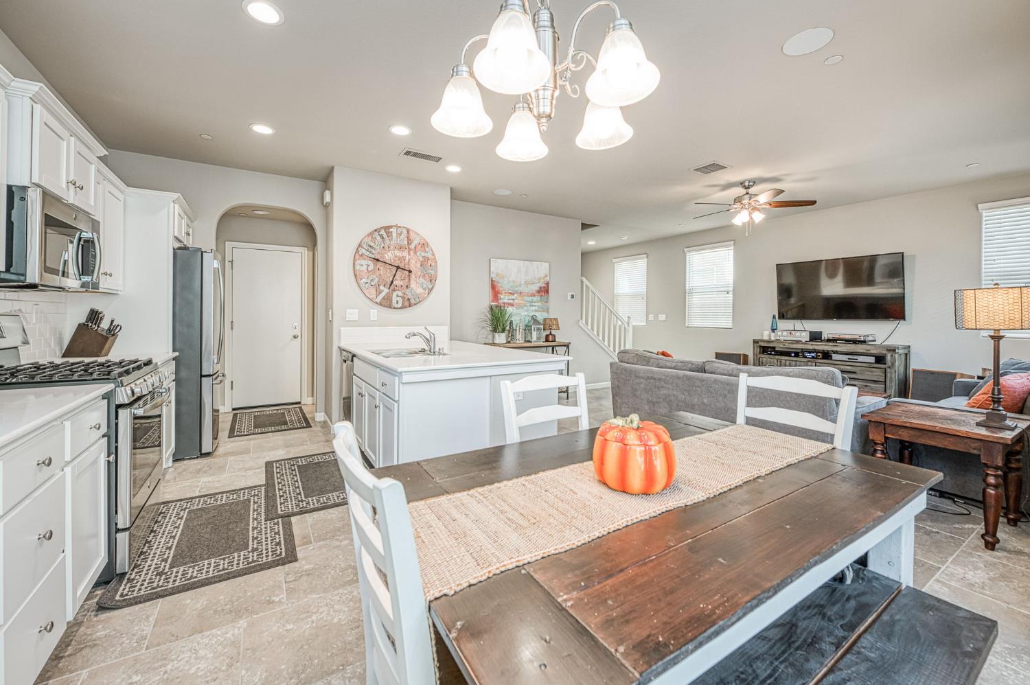 3683 Friendship Ln, Clovis, CA 93619