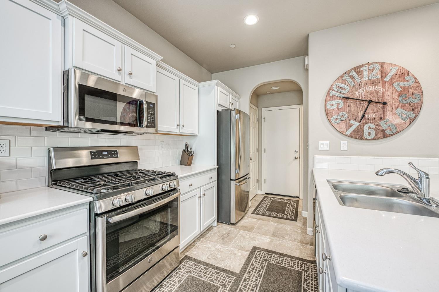 3683 Friendship Ln, Clovis, CA 93619