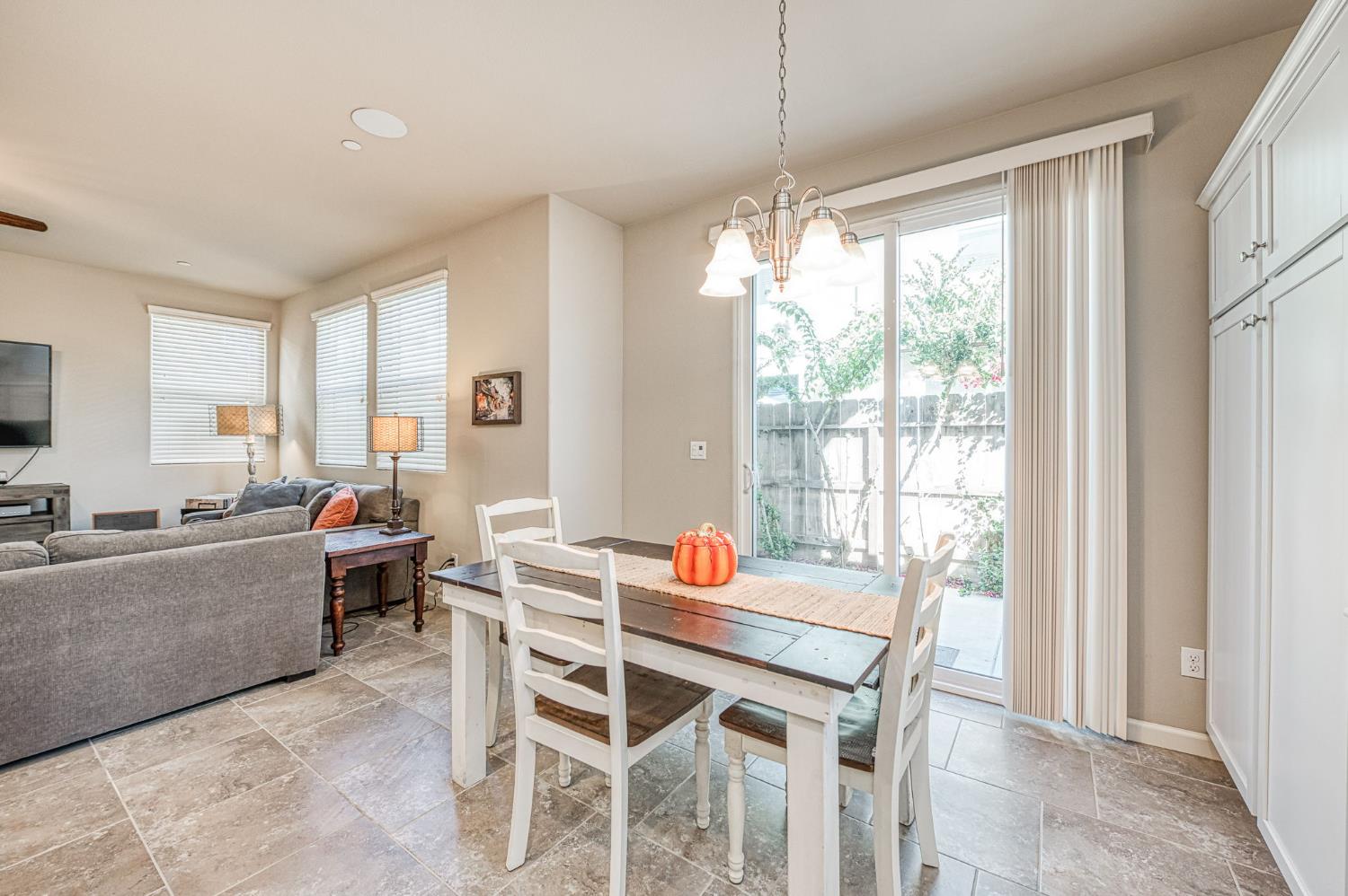 3683 Friendship Ln, Clovis, CA 93619