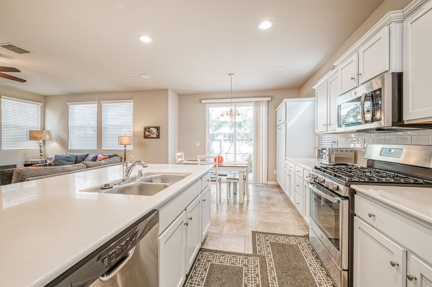 3683 Friendship Ln, Clovis, CA 93619