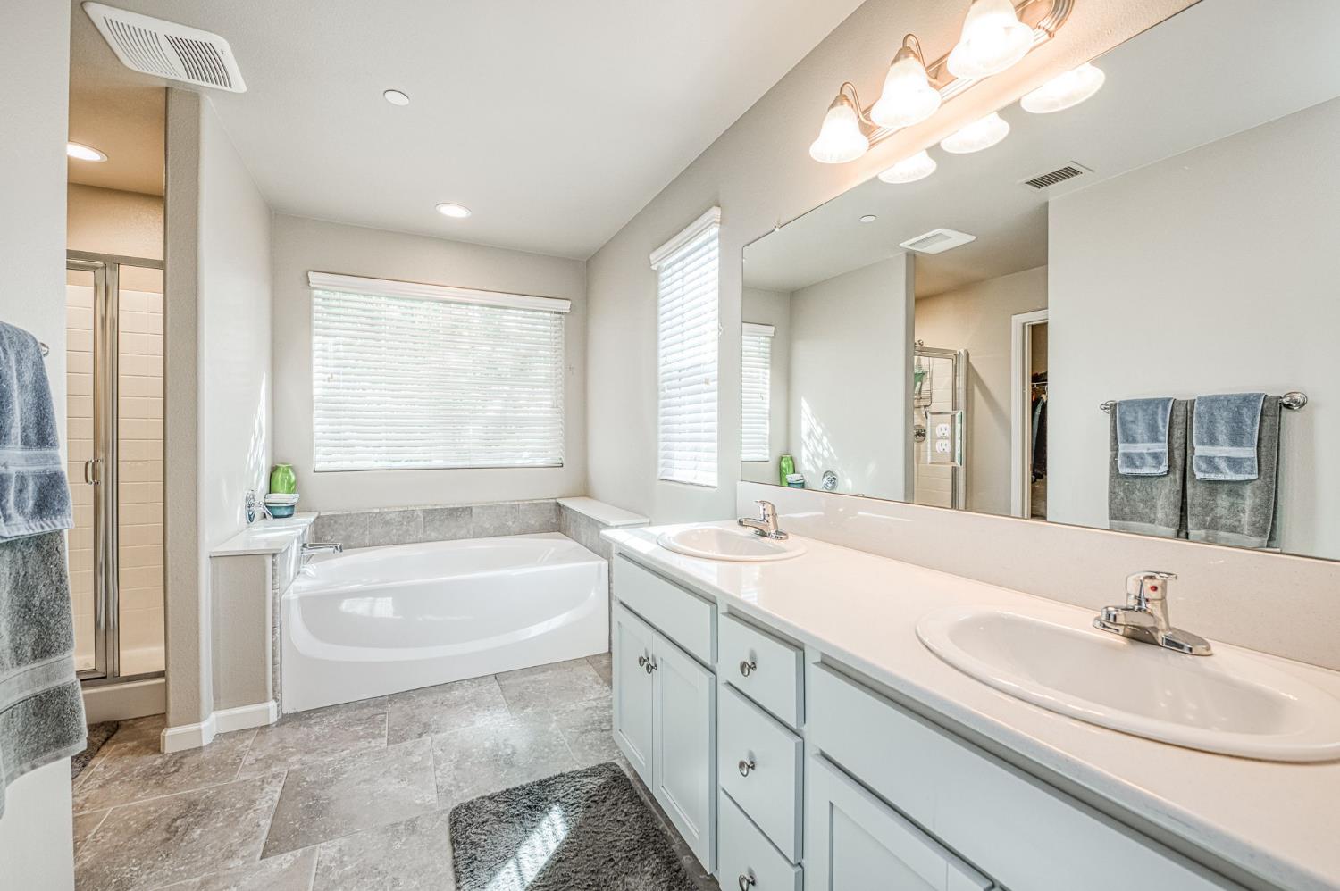 3683 Friendship Ln, Clovis, CA 93619