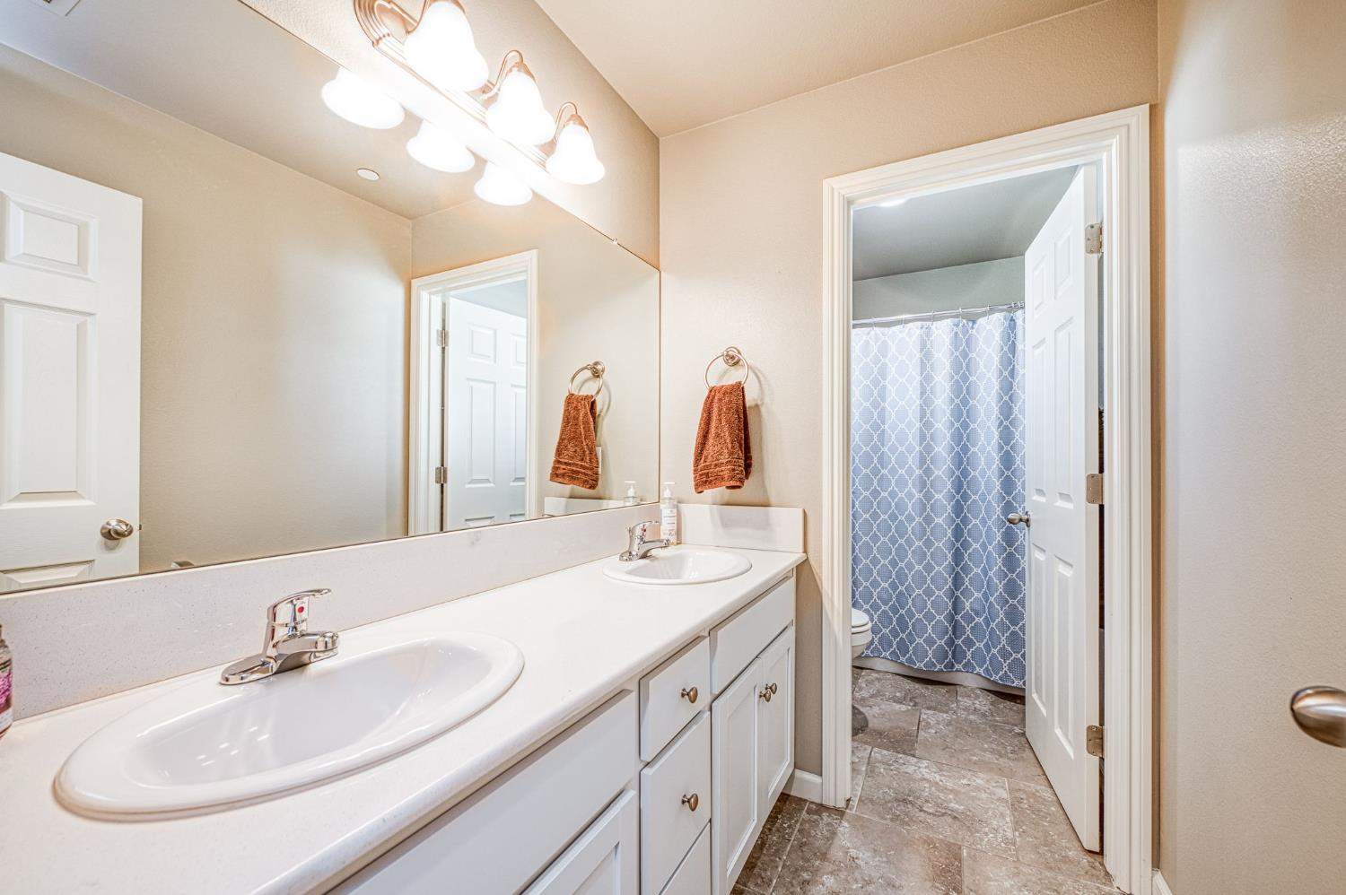 3683 Friendship Ln, Clovis, CA 93619