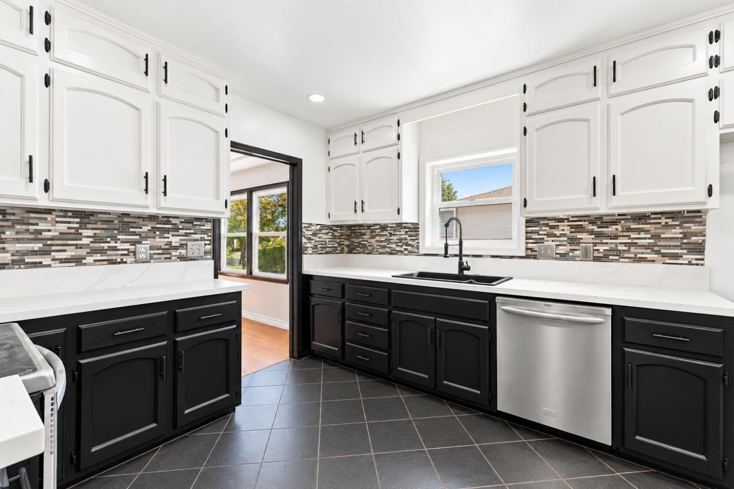 1545 N Vagedes Ave, Fresno, CA 93728