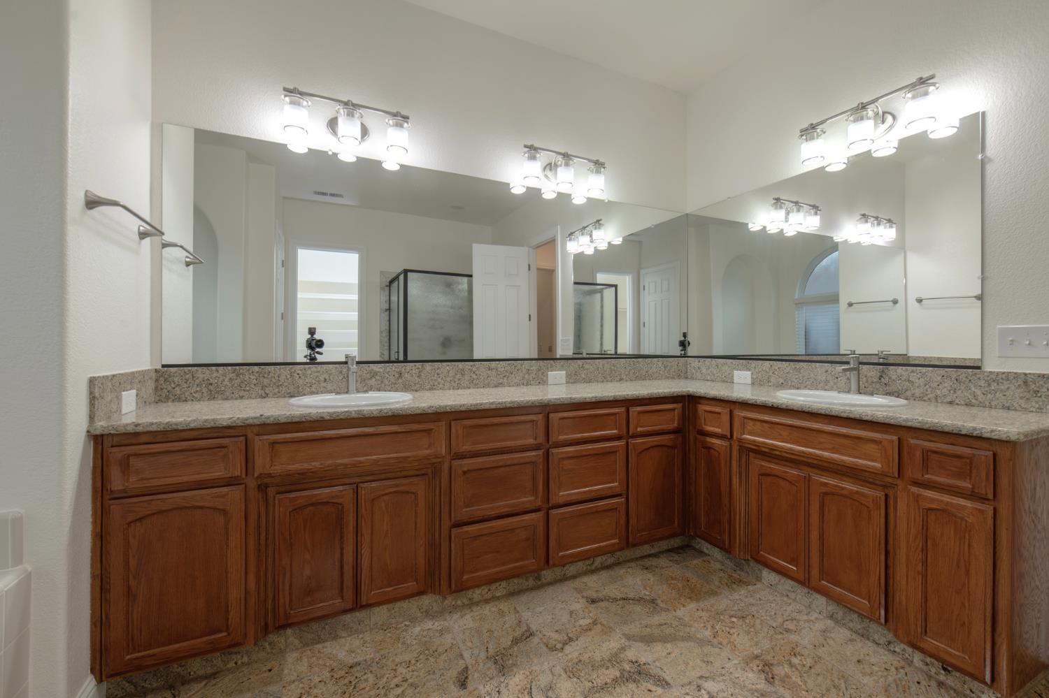 2825 E Quincy Ave, Fresno, CA 93720