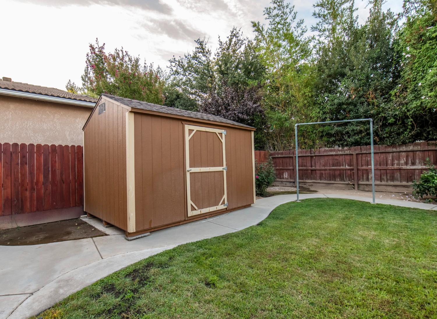 2825 E Quincy Ave, Fresno, CA 93720