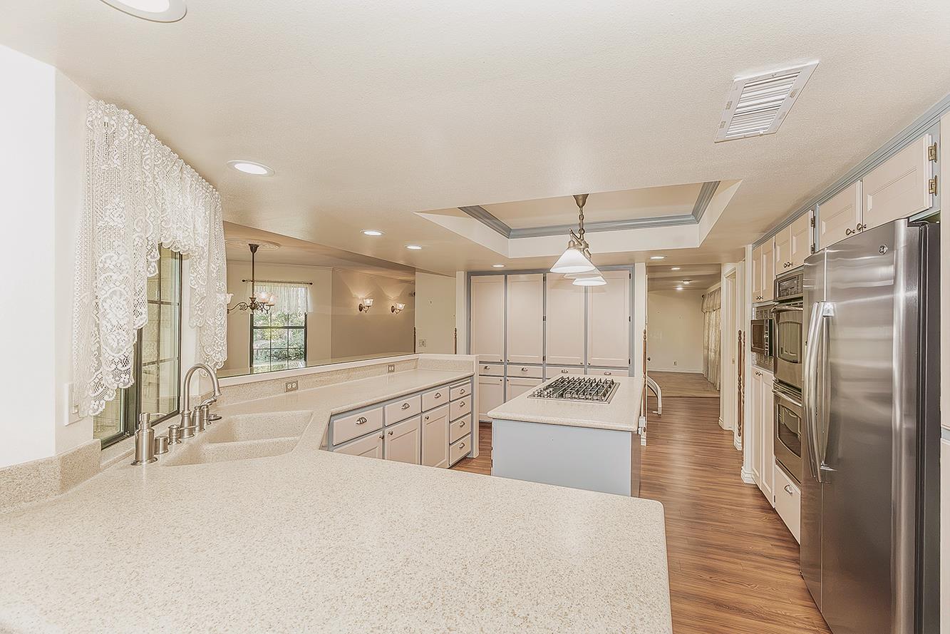 5536 W Prospect Dr, Visalia, CA 93291