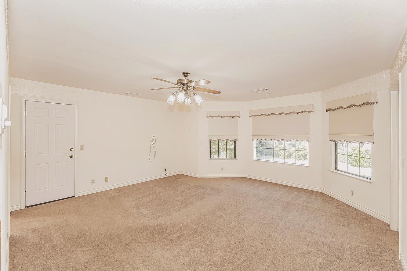 5536 W Prospect Dr, Visalia, CA 93291