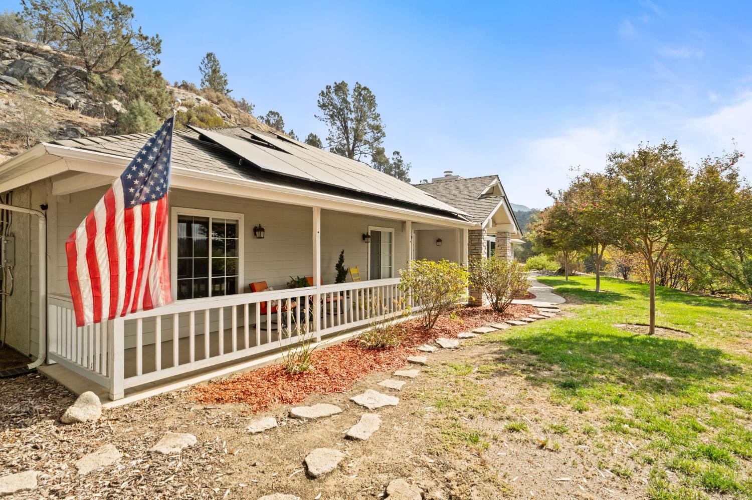 30240 Gooseberry Ln, Prather, CA 93651