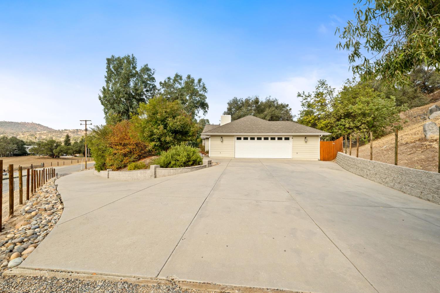 30240 Gooseberry Ln, Prather, CA 93651