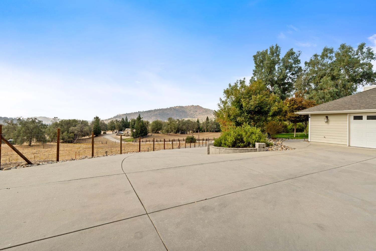 30240 Gooseberry Ln, Prather, CA 93651