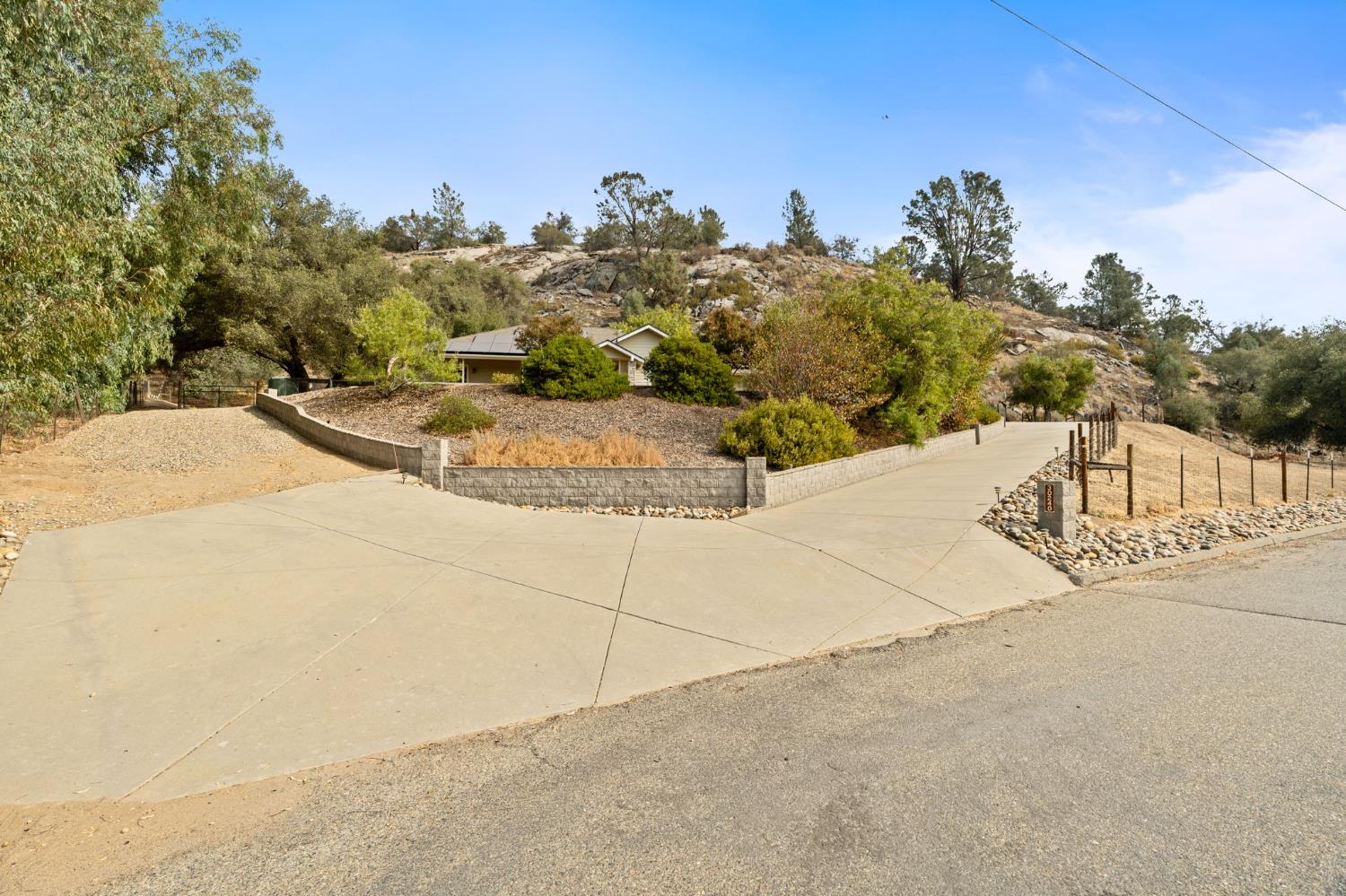 30240 Gooseberry Ln, Prather, CA 93651