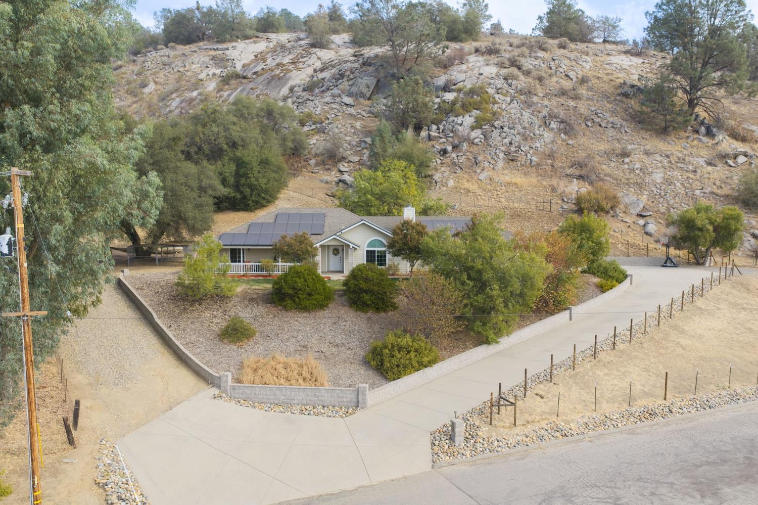 30240 Gooseberry Ln, Prather, CA 93651