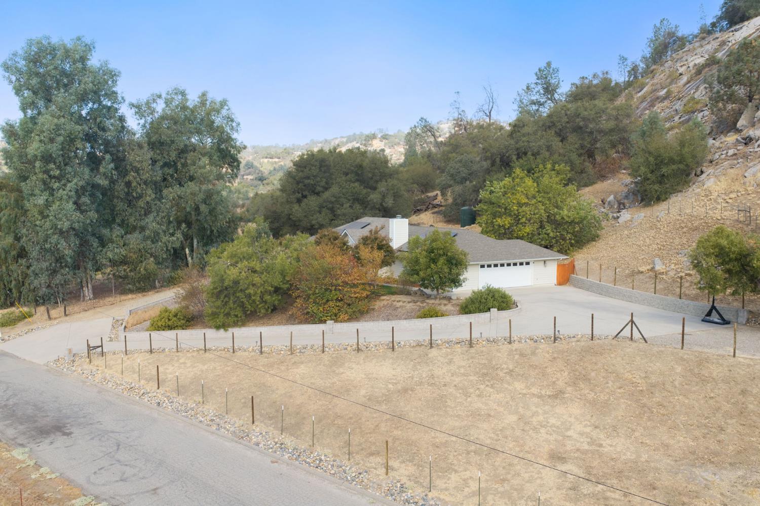 30240 Gooseberry Ln, Prather, CA 93651