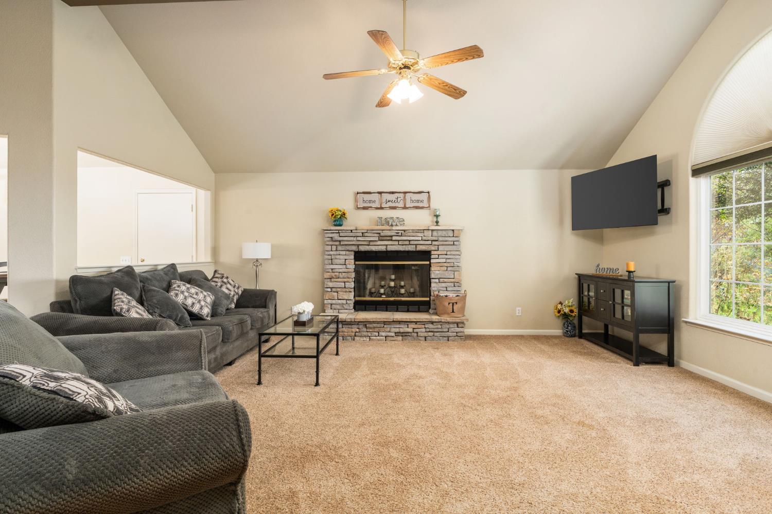 30240 Gooseberry Ln, Prather, CA 93651