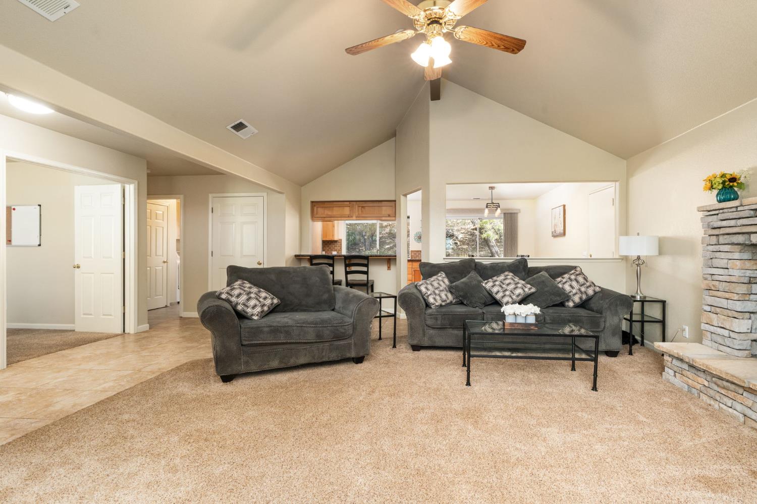 30240 Gooseberry Ln, Prather, CA 93651
