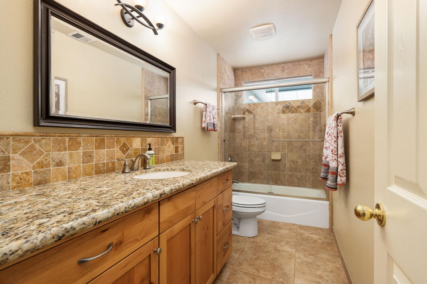 30240 Gooseberry Ln, Prather, CA 93651