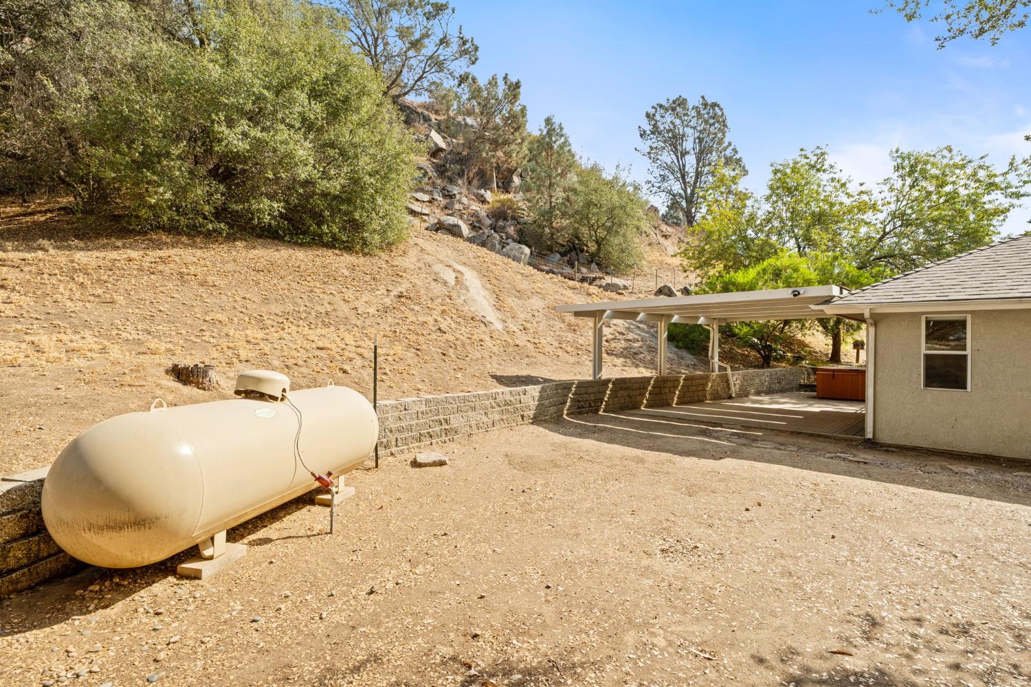 30240 Gooseberry Ln, Prather, CA 93651