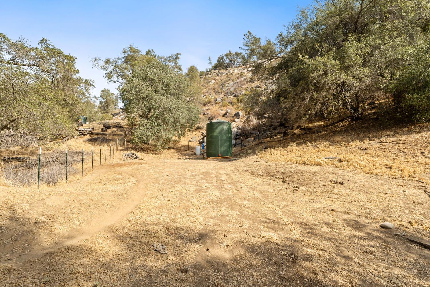 30240 Gooseberry Ln, Prather, CA 93651