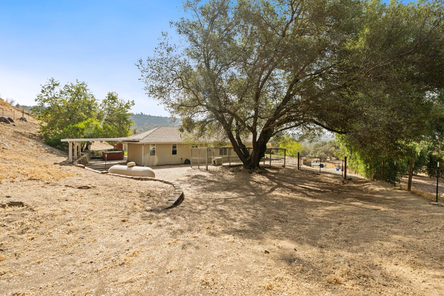 30240 Gooseberry Ln, Prather, CA 93651