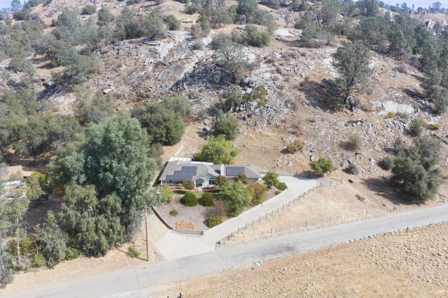 30240 Gooseberry Ln, Prather, CA 93651