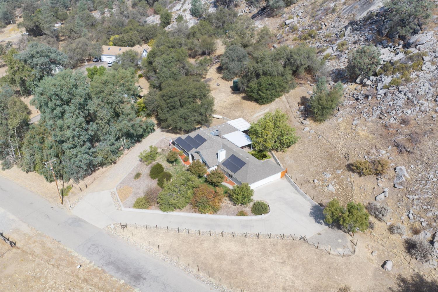 30240 Gooseberry Ln, Prather, CA 93651