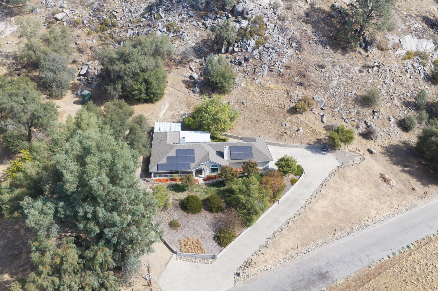 30240 Gooseberry Ln, Prather, CA 93651