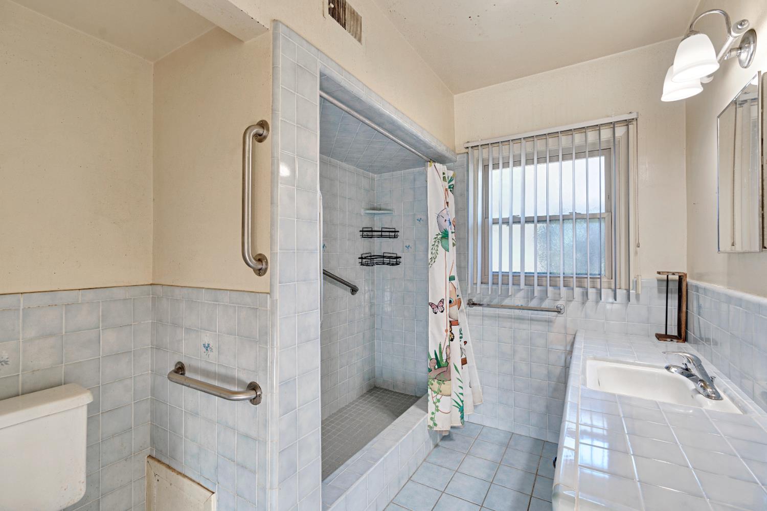 5309 E White Ave, Fresno, CA 93727