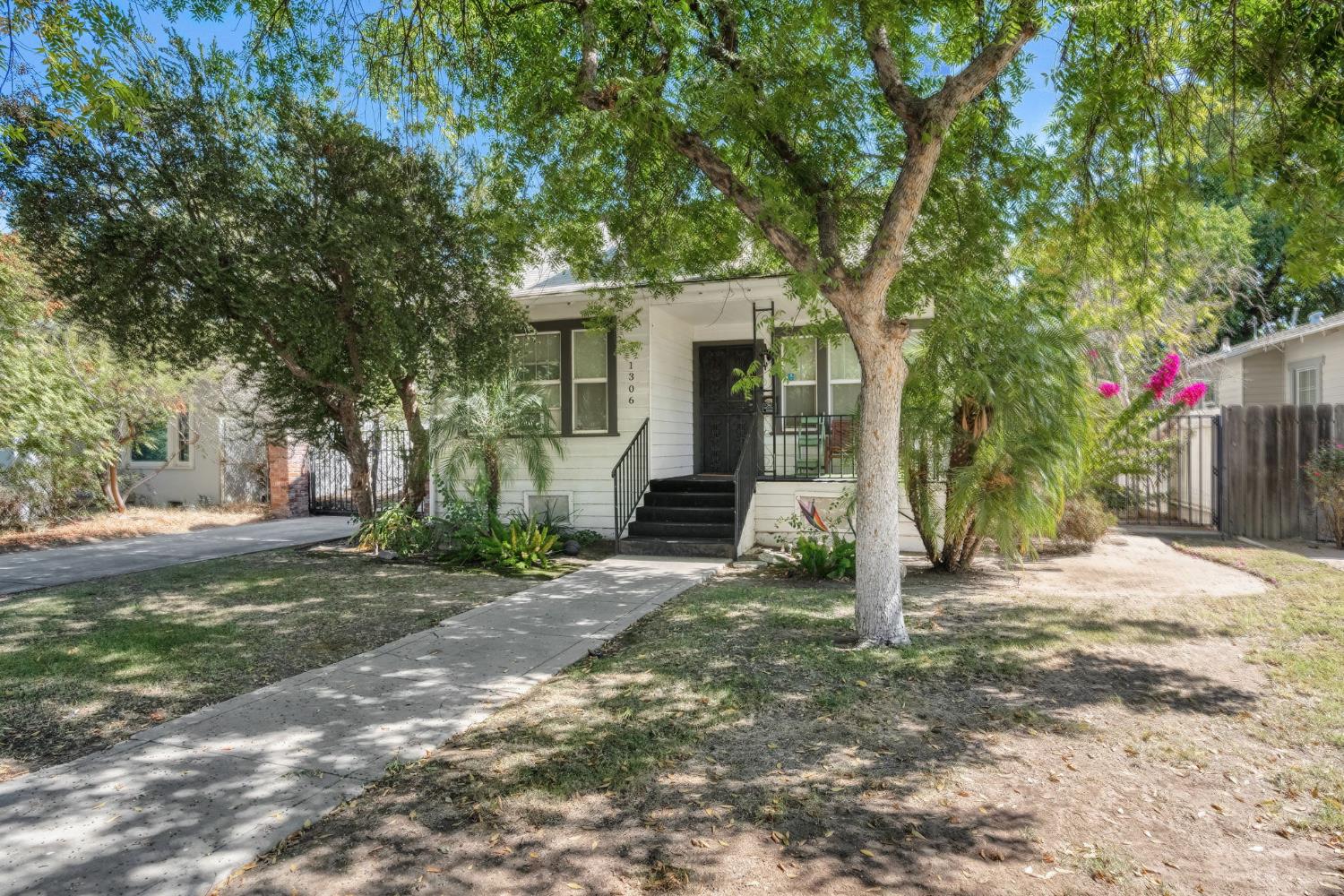 1306 N Roosevelt Ave, Fresno, CA 93728