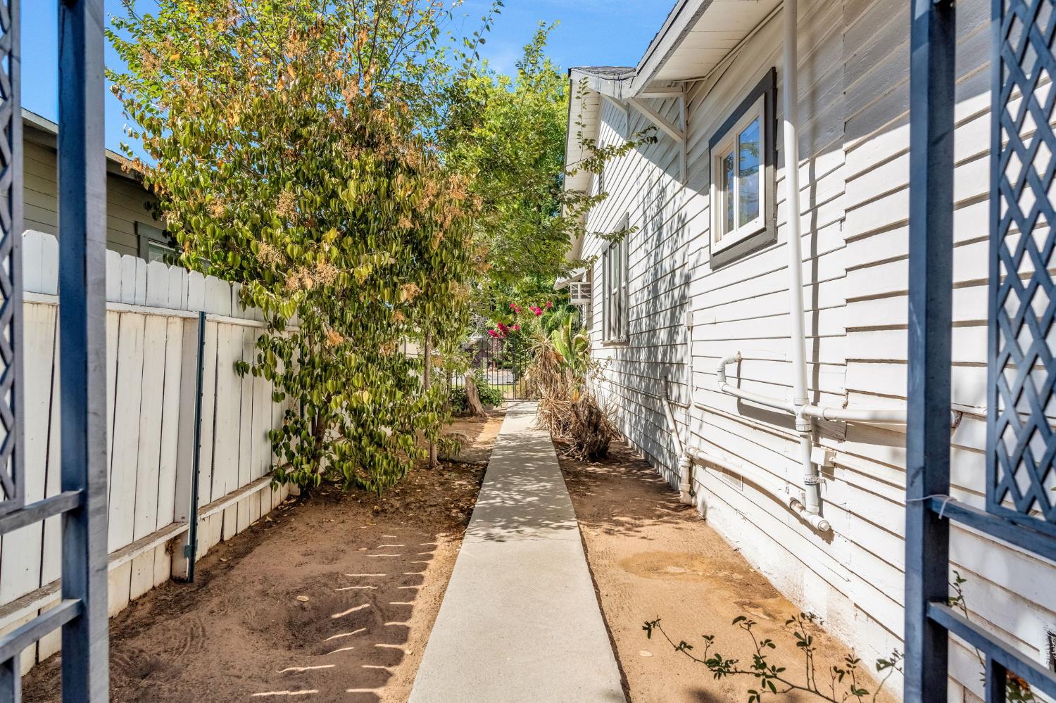 1306 N Roosevelt Ave, Fresno, CA 93728