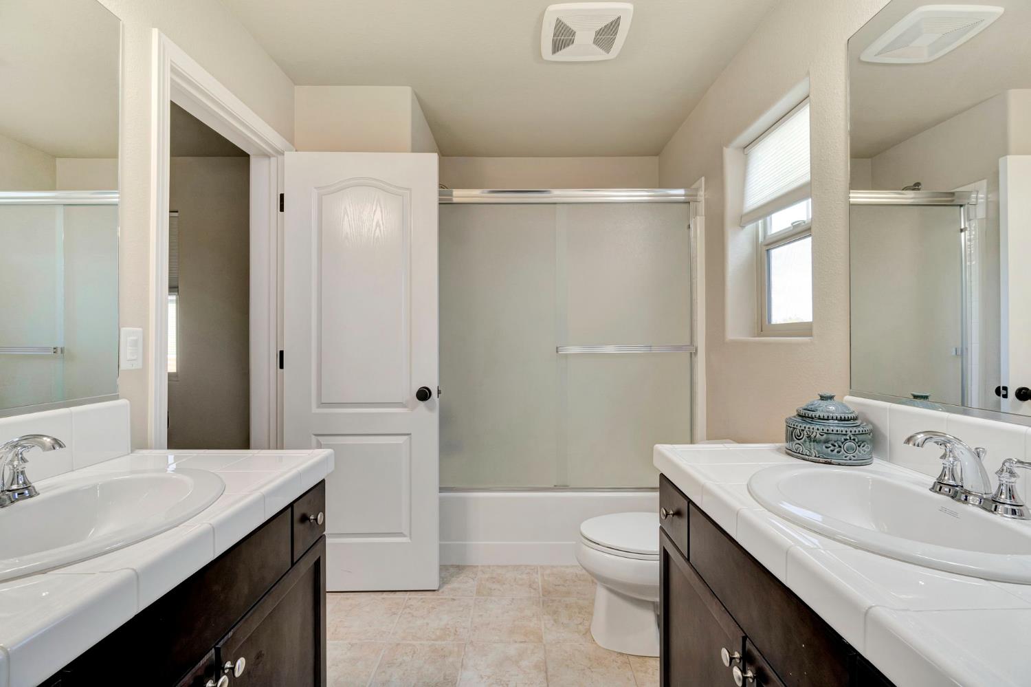 3194 Swift Ave, Clovis, CA 93619