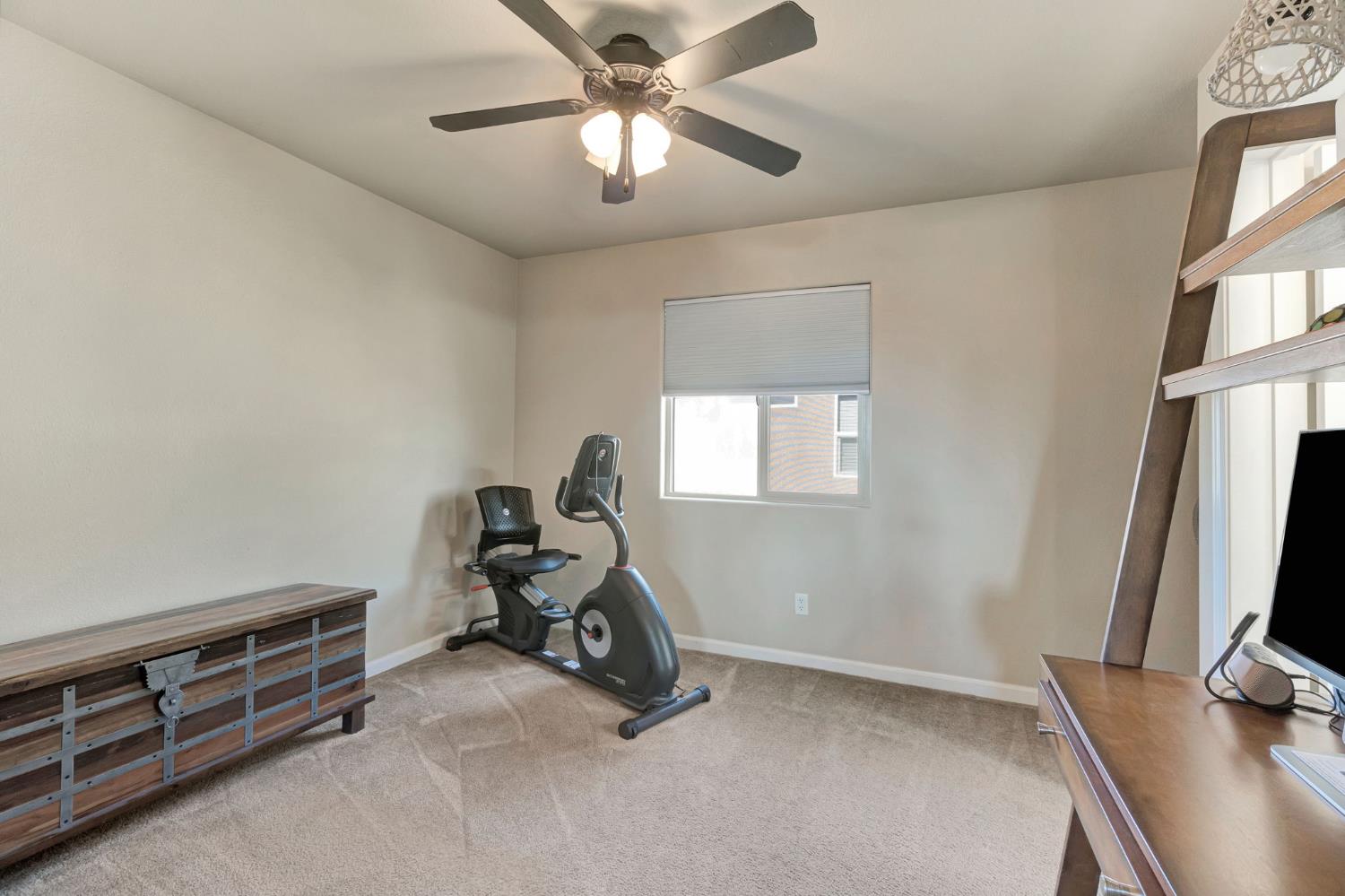 3194 Swift Ave, Clovis, CA 93619