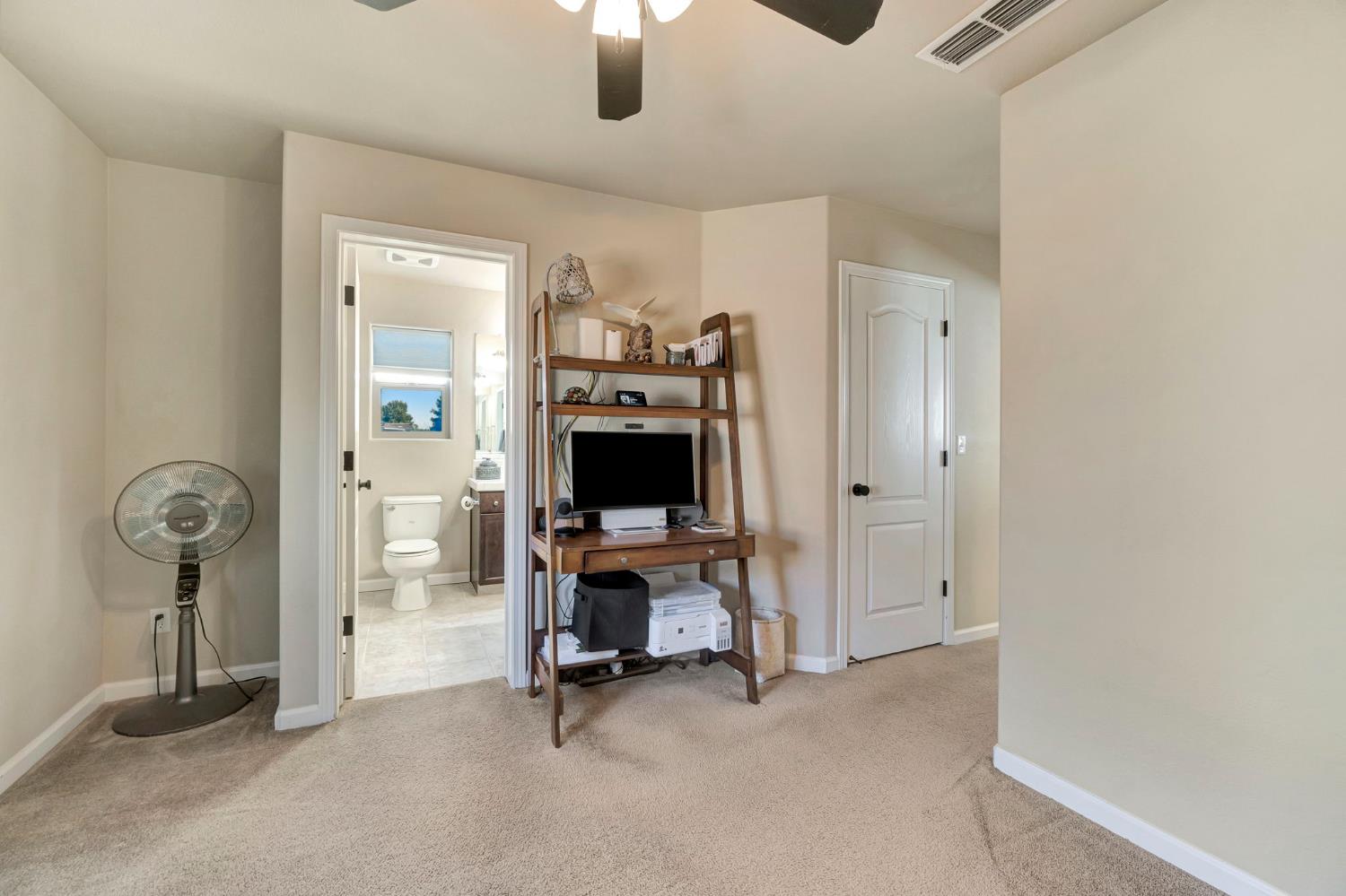 3194 Swift Ave, Clovis, CA 93619