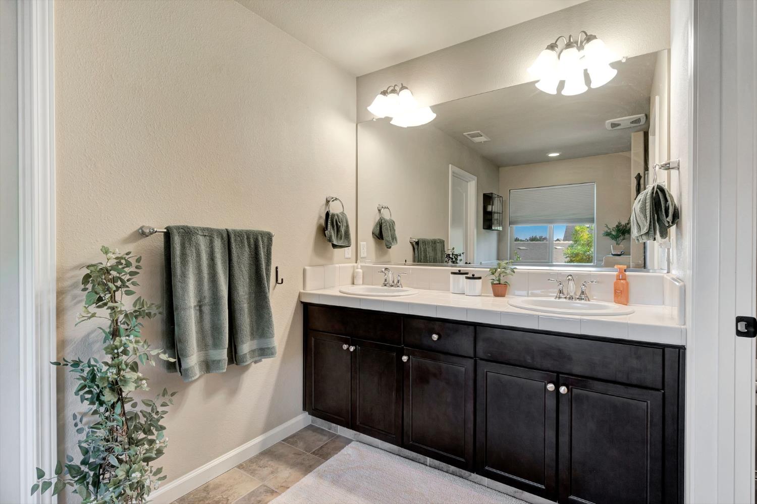 3194 Swift Ave, Clovis, CA 93619