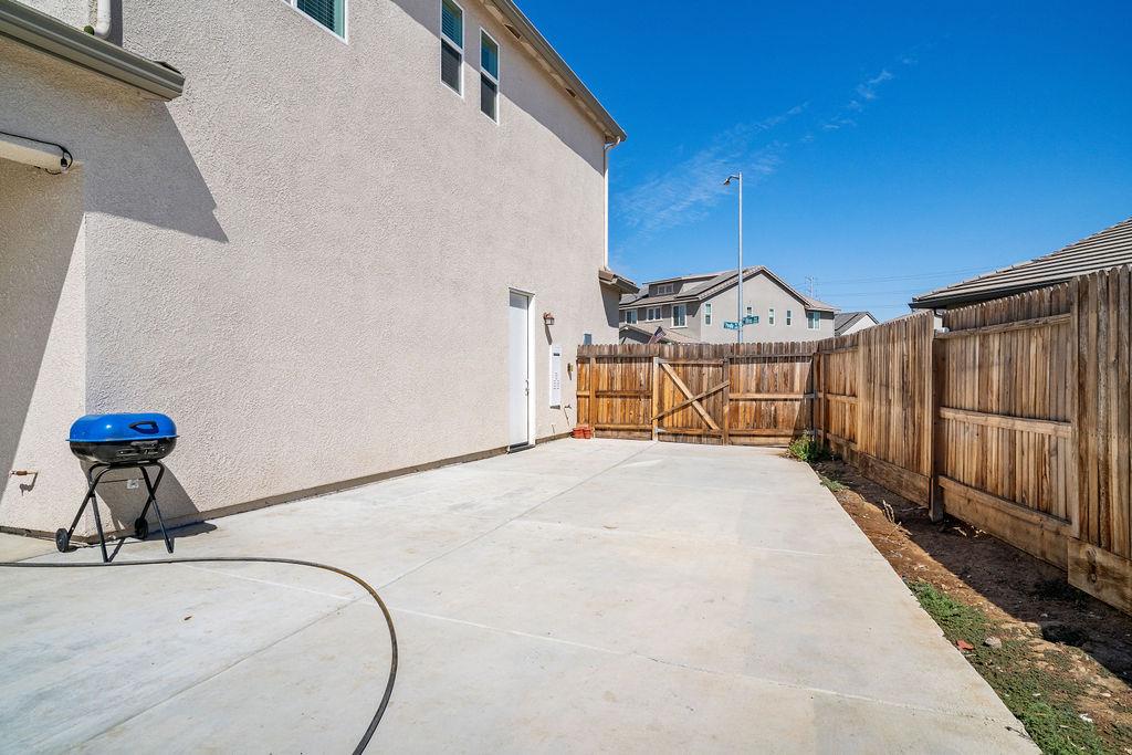 2027 N Bliss Ave, Fresno, CA 93727