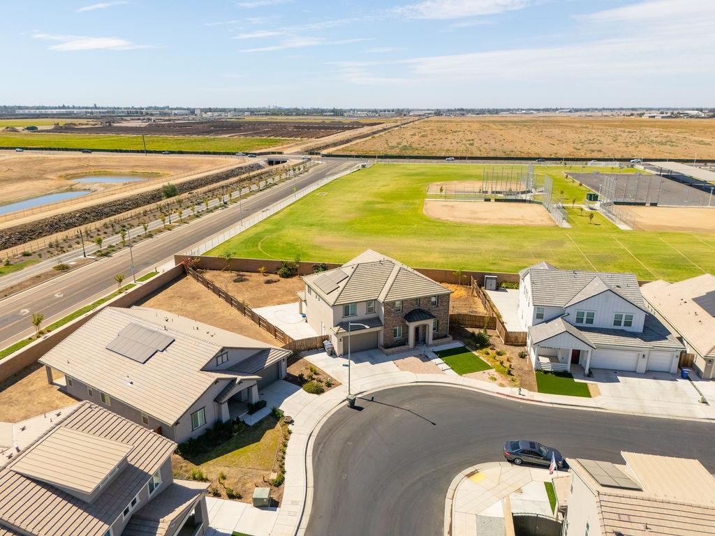 2027 N Bliss Ave, Fresno, CA 93727