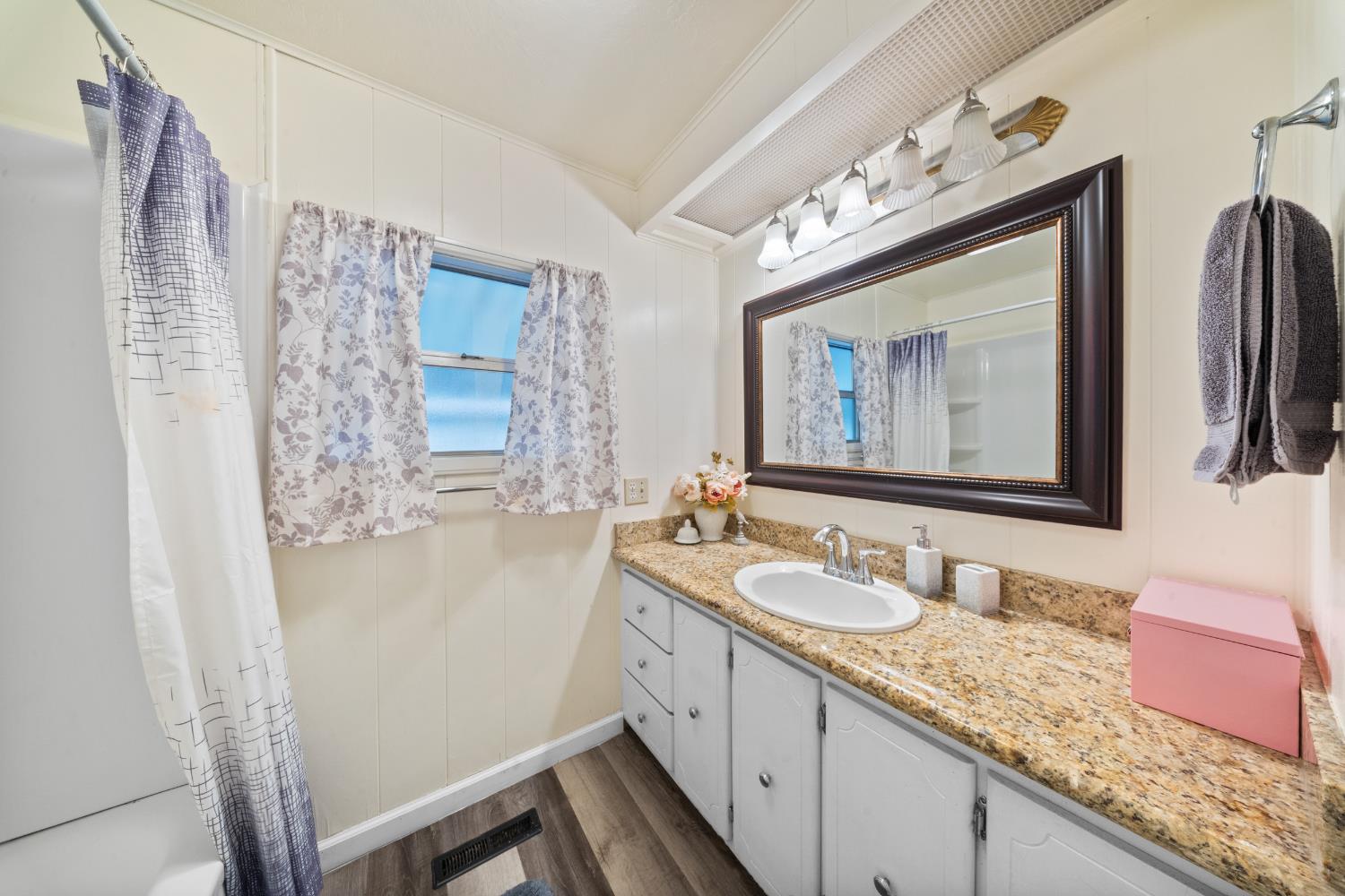 7676 N Fresno St #20, Fresno, CA 93720