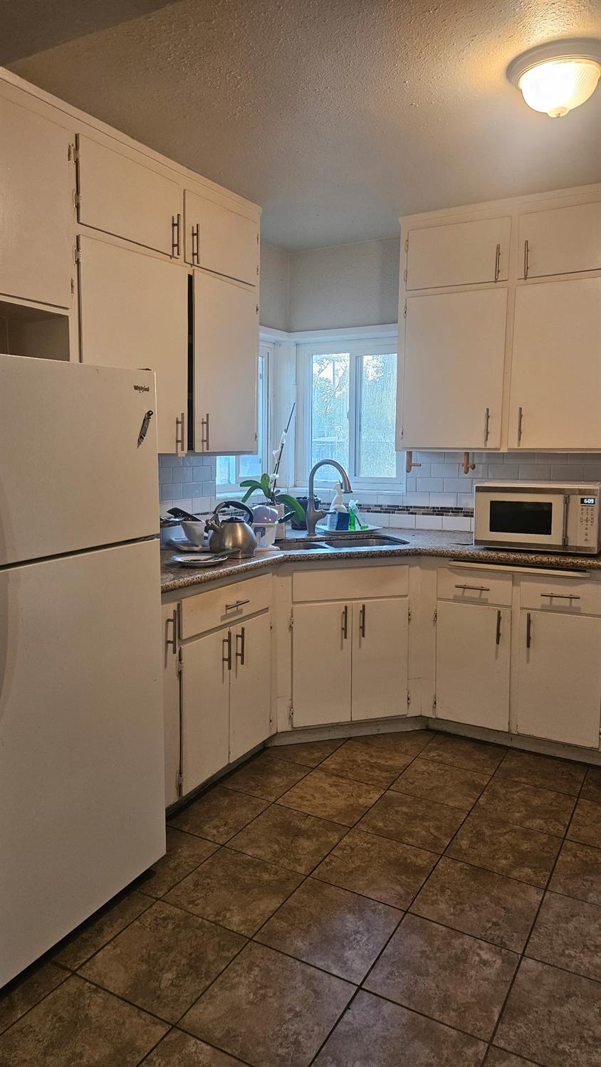 1155 N Valentine Ave, Fresno, CA 93722