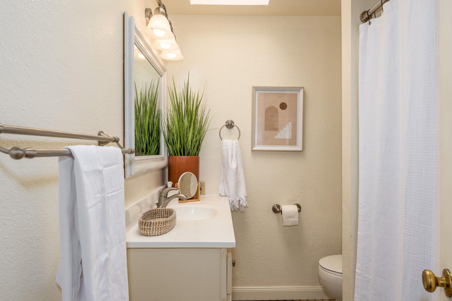 42909 Country Club Dr W, Oakhurst, CA 93644