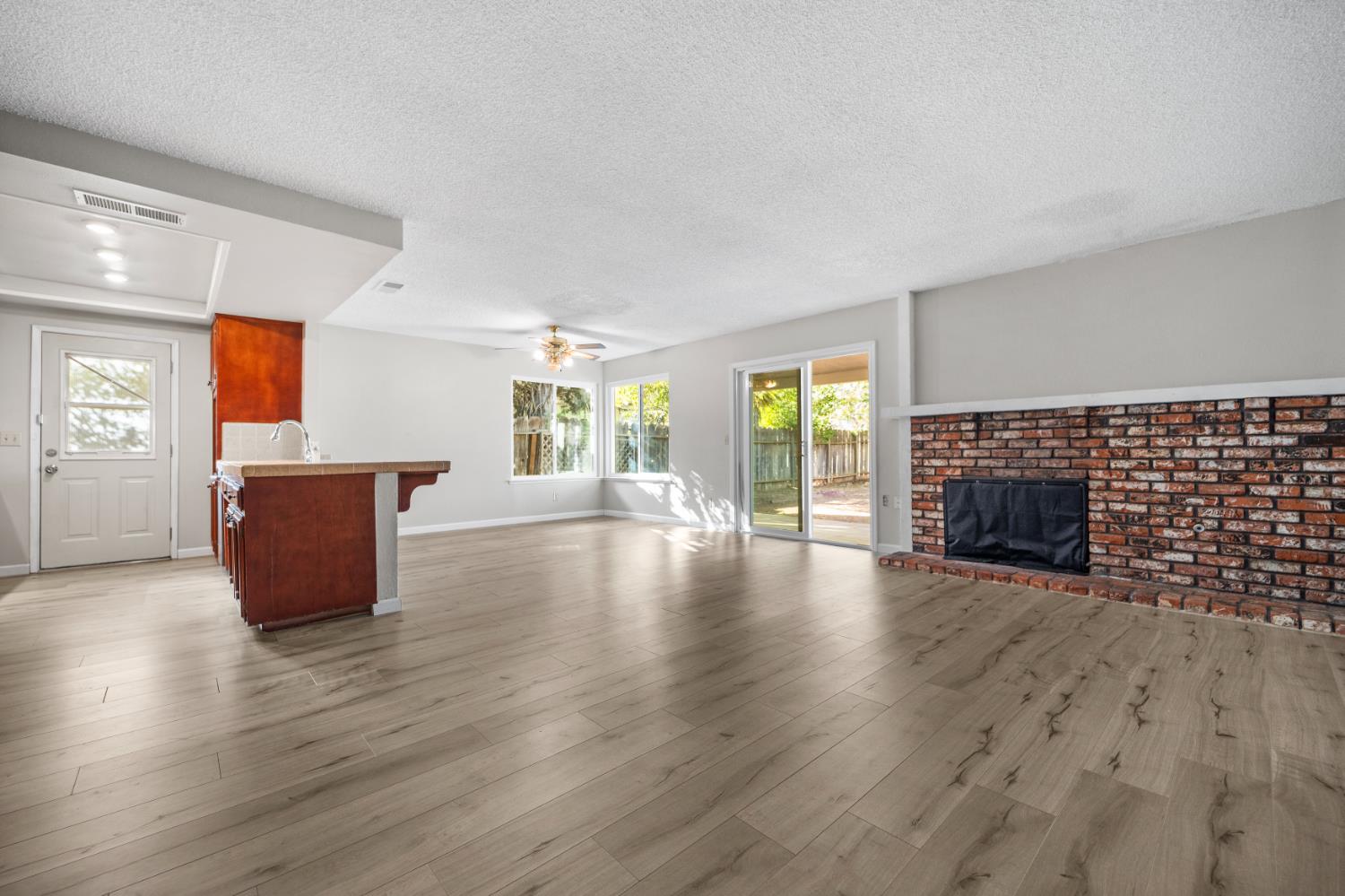 248 W Palo Alto Ave, Fresno, CA 93704