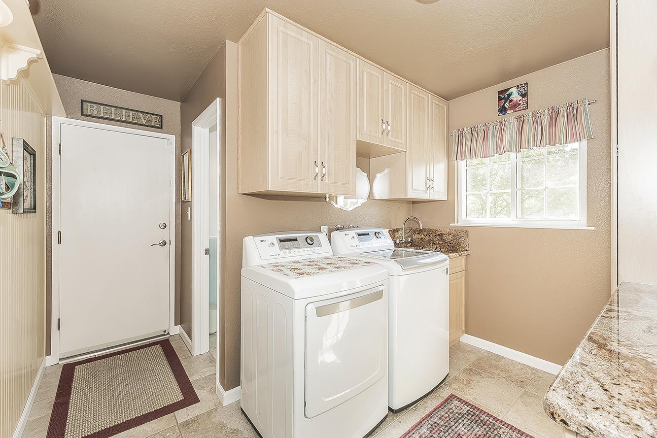 6076 N Spalding Ave, Fresno, CA 93710