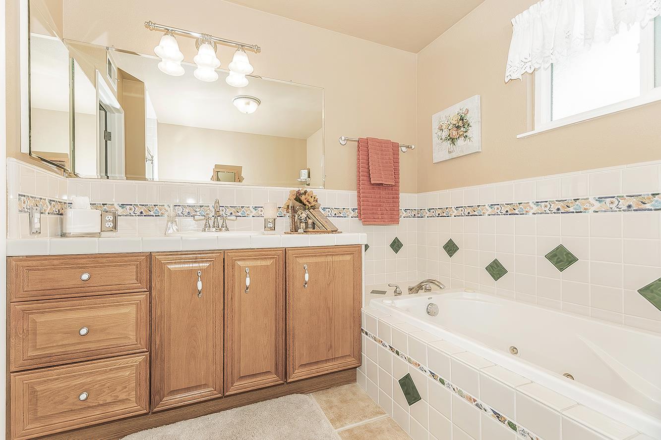 6076 N Spalding Ave, Fresno, CA 93710