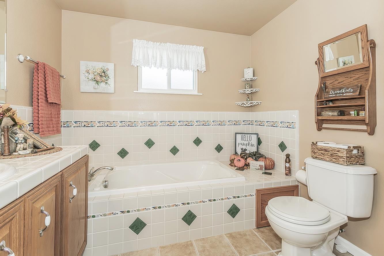 6076 N Spalding Ave, Fresno, CA 93710