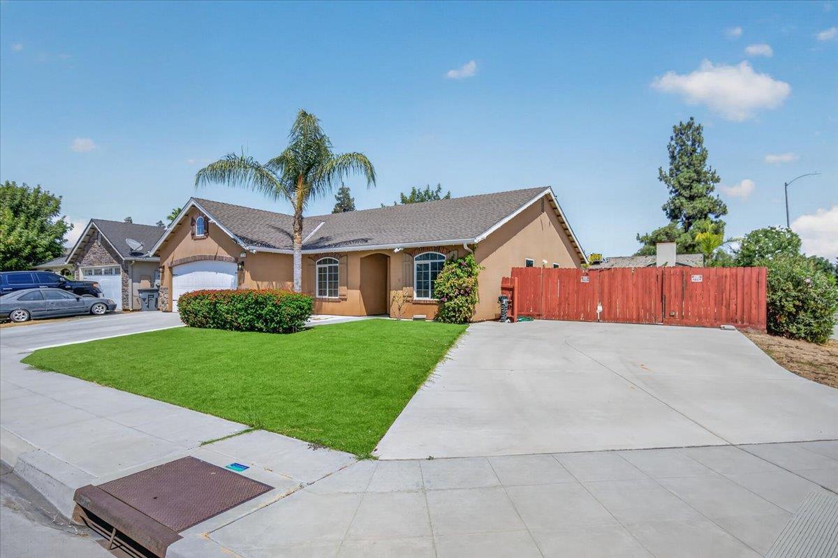 2526 N Antioch Ave, Fresno, CA 93722