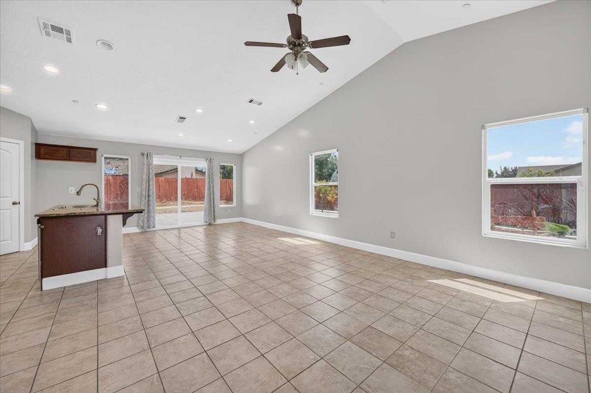 2526 N Antioch Ave, Fresno, CA 93722